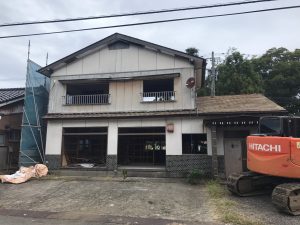 内部の解体が済んだ住宅の外観。