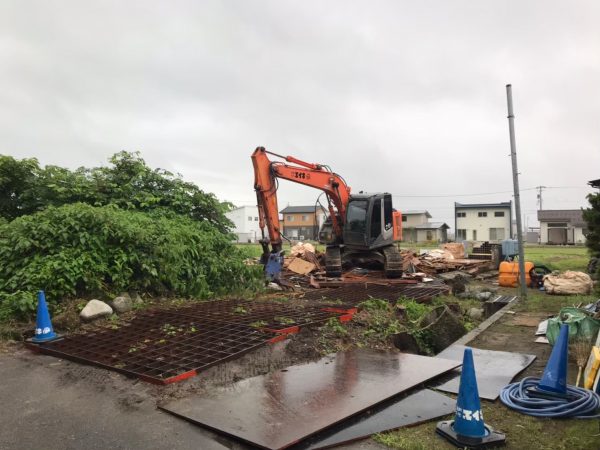 富山の株式会社エイキ　空き家解体後の再活用法　空き家解体工事中