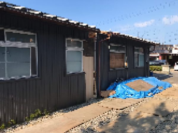 解体工事をする家の外観