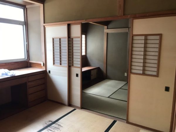 解体工事前の屋内