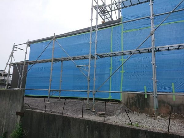 解体工事の前工程、足場組と養生シート張り。１