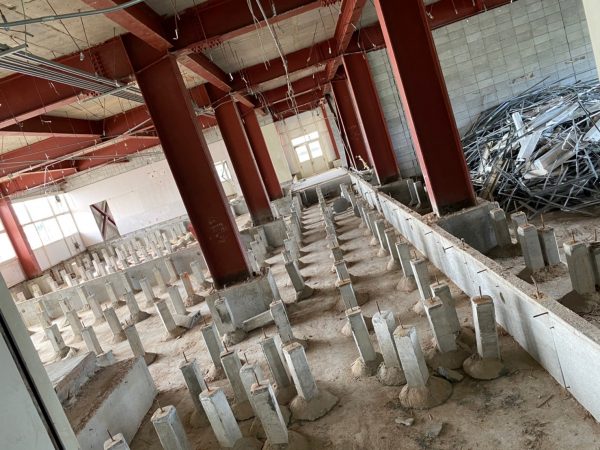 鉄骨と基礎がむき出しの体育館別室