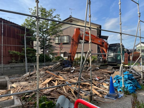 解体後、廃材が散らばっている現場写真