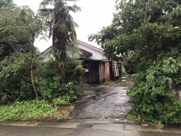 解体工事前の家