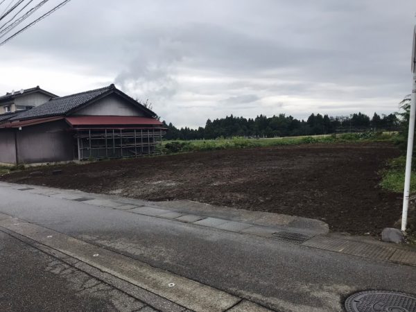 伐根と解体工事後に、更地が完成