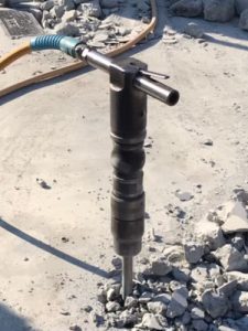 コンクリートを砕く手持ち式機械！ハンドブレーカーについて解説 | 富山で解体工事・アスベスト除去なら株式会社エイキへお任せください！