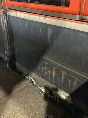 鉄道車両内の壁に塗られたアスベスト含有断熱塗料