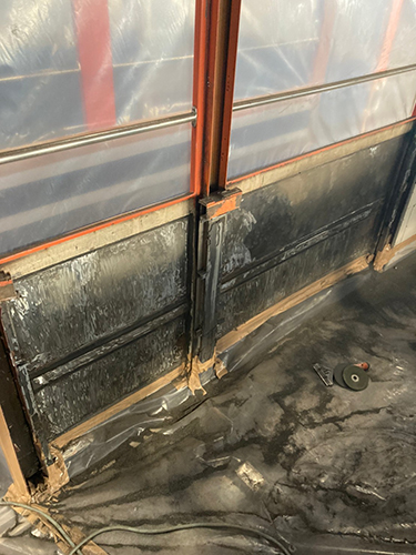 鉄道車両に使われたアスベスト含有断熱塗料の除去工事(除去作業)