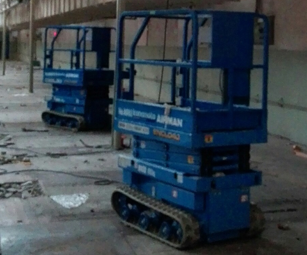 クローラ式(自走式)高所作業車