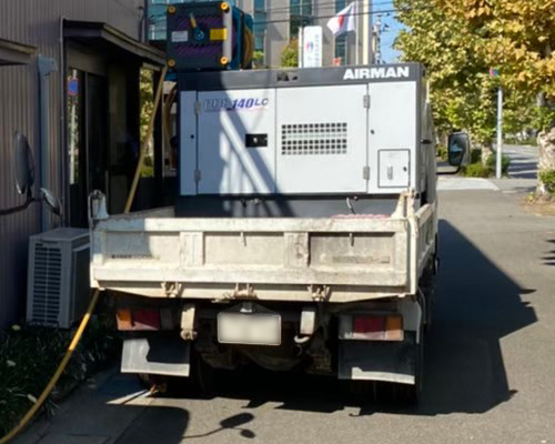 トラックに積まれたエンジンコンプレッサ