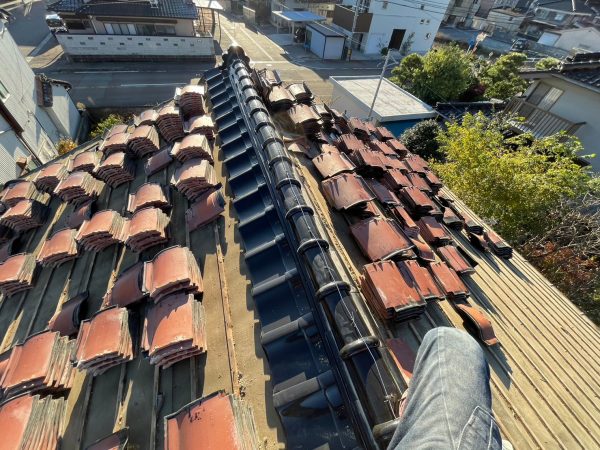 富山市の解体工事ー屋根の瓦を撤去し整理中