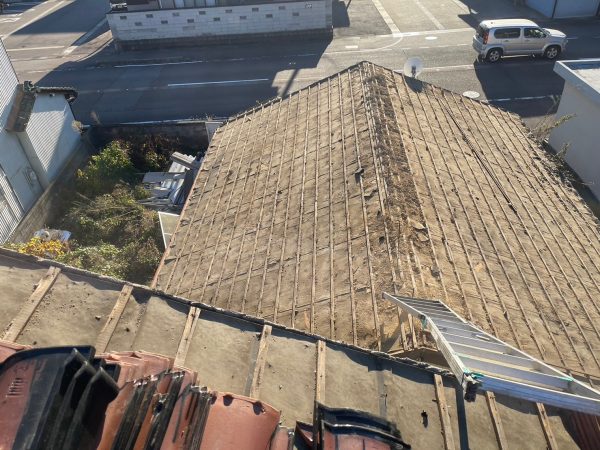 富山市の解体工事ー屋根瓦を下ろしました。