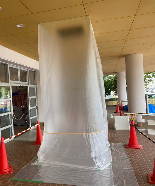 天井から床までシートが貼り付けられ個室となった隔離養生