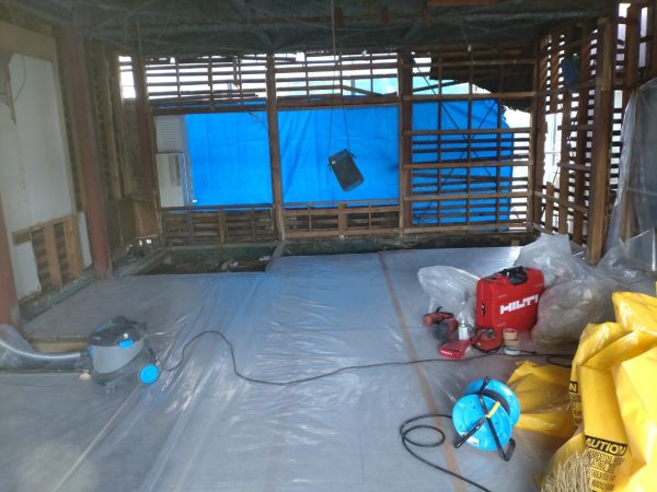 富山のアスベスト解体工事屋　株式会社エイキ　木造の中のアスベスト　除去作業準備中