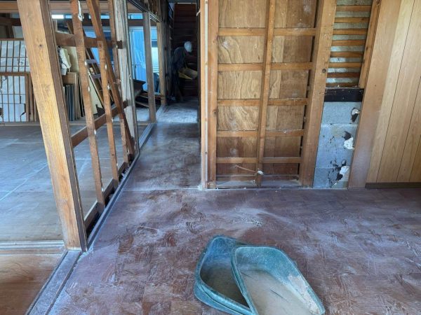 富山の株式会社エイキ　富山市内での木造解体工事　内装解体中