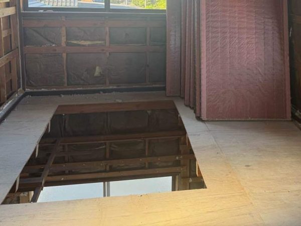 富山の株式会社エイキ　富山市内での木造解体工事　内装解体中　穴に注意