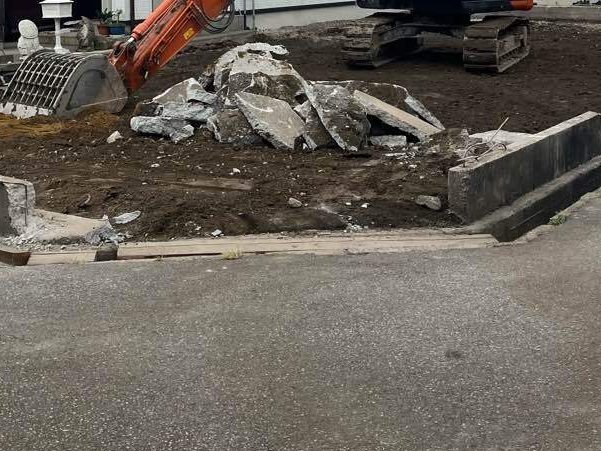 富山の株式会社エイキ　富山市内での木造解体工事　基礎の廃材を整理