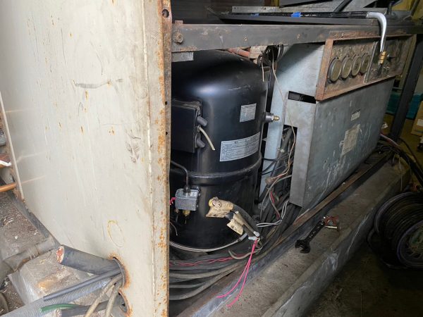 富山県の株式会社エイキ　業務用エアコンコンプレッサーのアスベスト除去