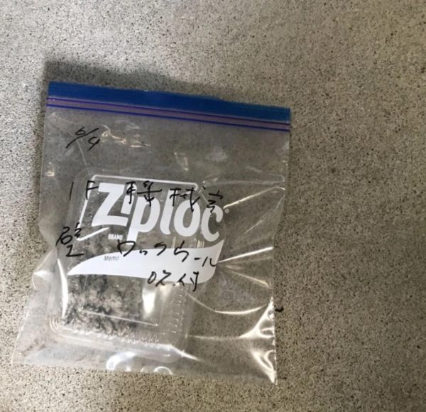 富山の学校の機械室のアスベストの検体を採取して密封している