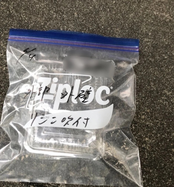 富山の学校の外壁の採取したアスベストの検体を密閉している