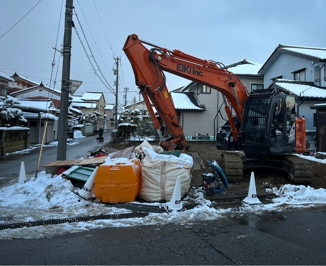 雪がうっすら積もる中で解体作業がもうすぐ終わる様子です。