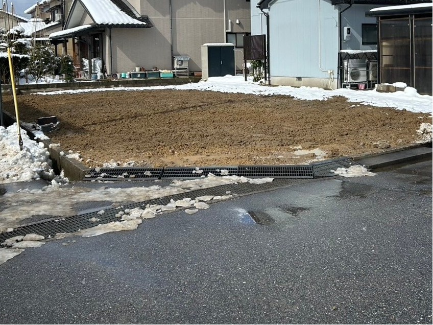 雪が残る中で解体工事が終わった様子。