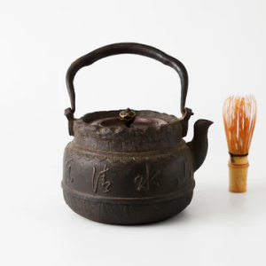 EIKI Re:Findsの商品写真。白い背景に龍文堂による、格調高い鉄瓶が置いてある