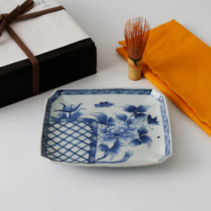 EIKI Re:Findsの商品写真。白い背景に古伊万里（有田焼）の染付四方皿が写っている。