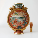 EIKI Re:Findsの商品写真。白い背景に名工・九谷庄三銘の、絢爛豪華な扁平花瓶が写っている。