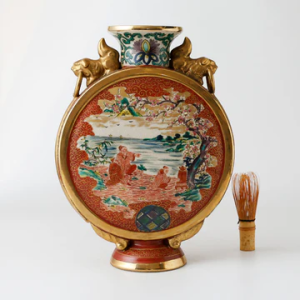 EIKI Re:Findsの商品写真。白い背景に名工・九谷庄三銘の、絢爛豪華な扁平花瓶が写っている。