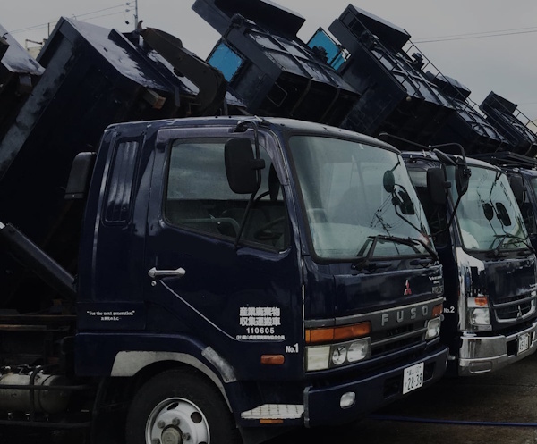 富山の解体業者エイキのトラックがダンプアップしている様子