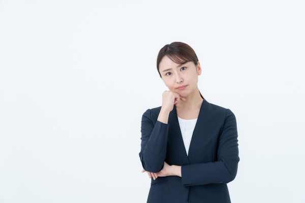 スーツ姿で悩む女性
