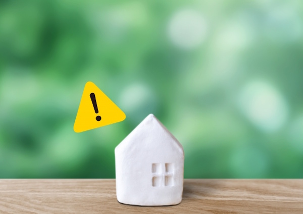 危険マークがついているミニチュアの白い家