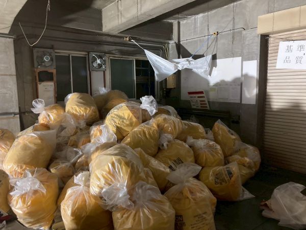 富山のアスベスト業者、エイキがアスベスト除去をして、アスベスト回収袋をまとめている様子