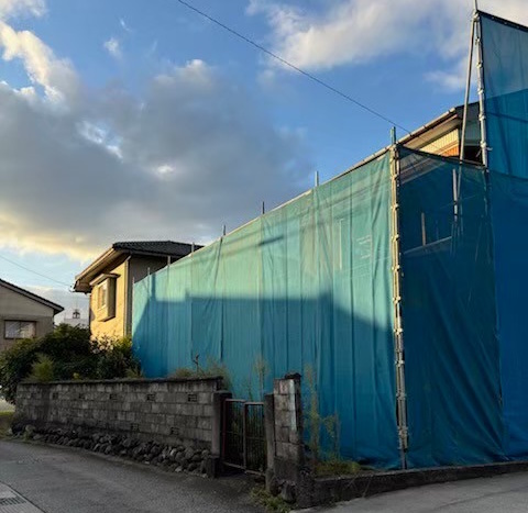 富山の解体工事業者、エイキの解体現場で養生を貼っている様子
